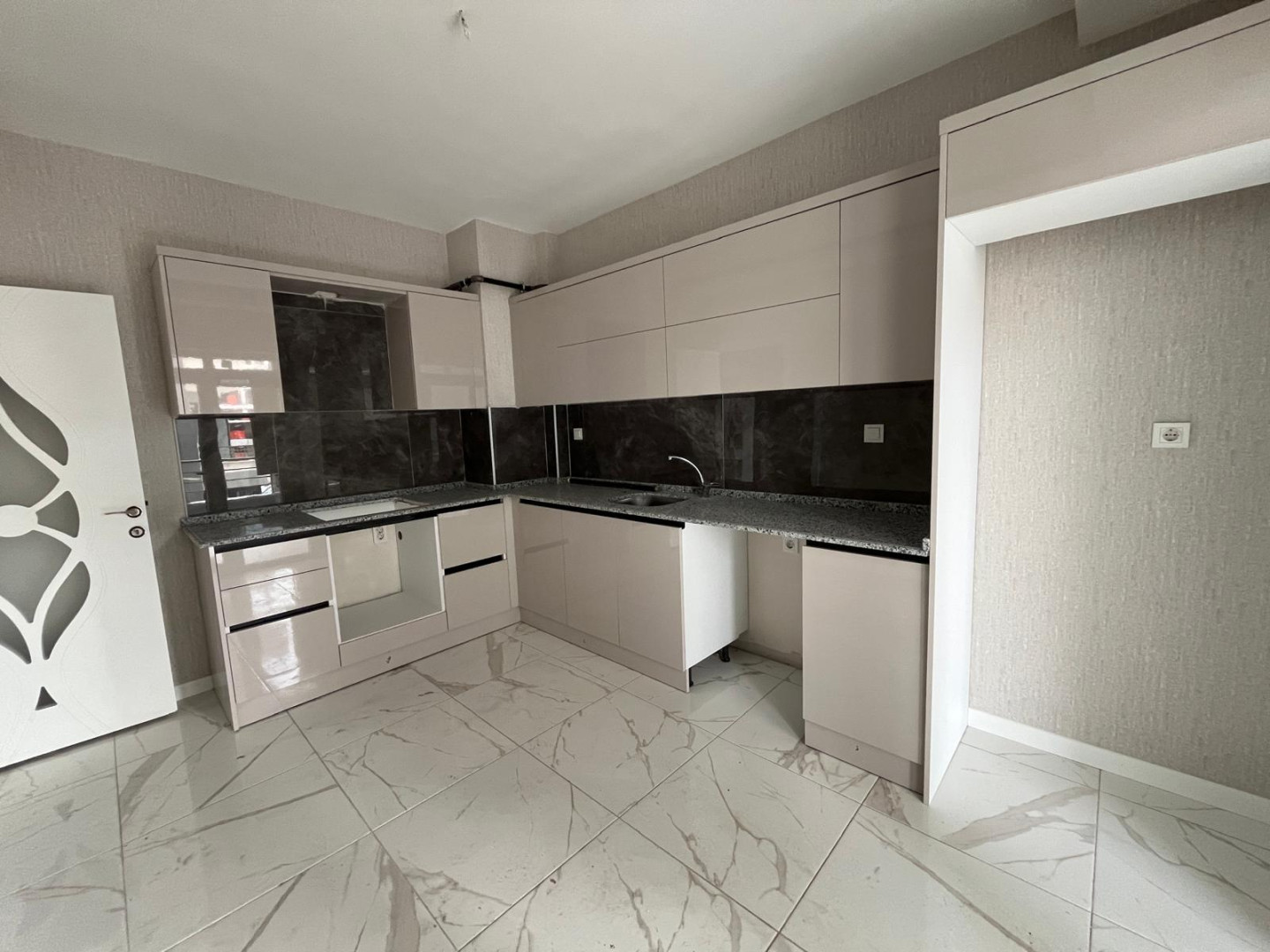 KOSOVA DA SIFIR BALKON TEZGAHLI 3+1 DAİRE